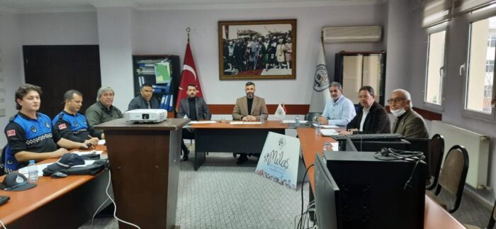 Milas Belediyesi Pazar Yeri Komisyonu toplantısı gerçekleştirildi. Milas Belediyesi Ek Hizmet Binası’nda gerçekleşen toplantı neticesinde esnaf ve üreticiyi ilgilendiren kararlar alındı.