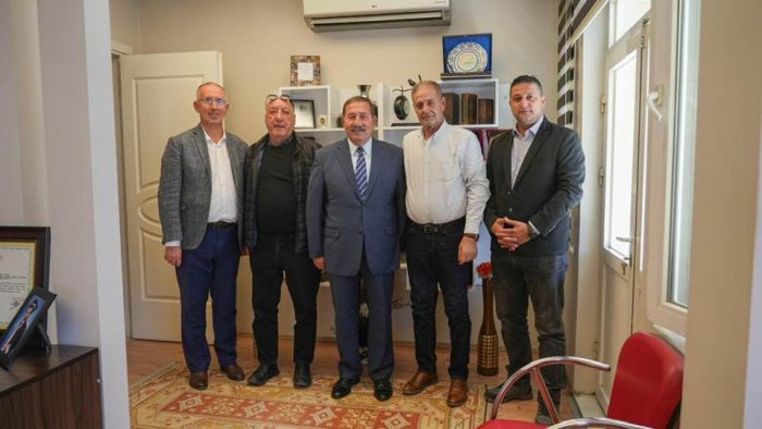 Milas Belediye Başkanı Fevzi Topuz ve Belediye Meclis Üyeleri, odamıza nezaket ziyaretinde bulunarak hayırlı olsun dileklerini iletmişlerdir.